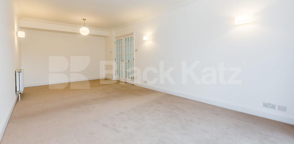 			GOOD TO CONVERT LOUNGE FOR 3!, 3 Bedroom, 1 bath, 1 reception Flat			 York Way, CAMDEN BORDERS 